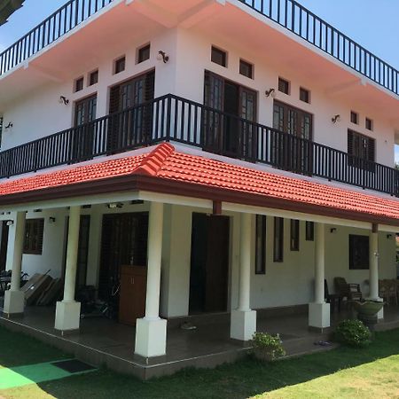 Pick & Go White House Bed and Breakfast Negombo Buitenkant foto