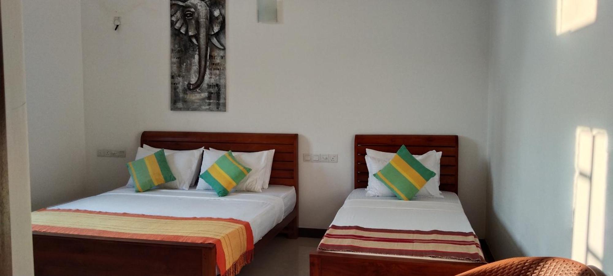 Pick & Go White House Bed and Breakfast Negombo Buitenkant foto
