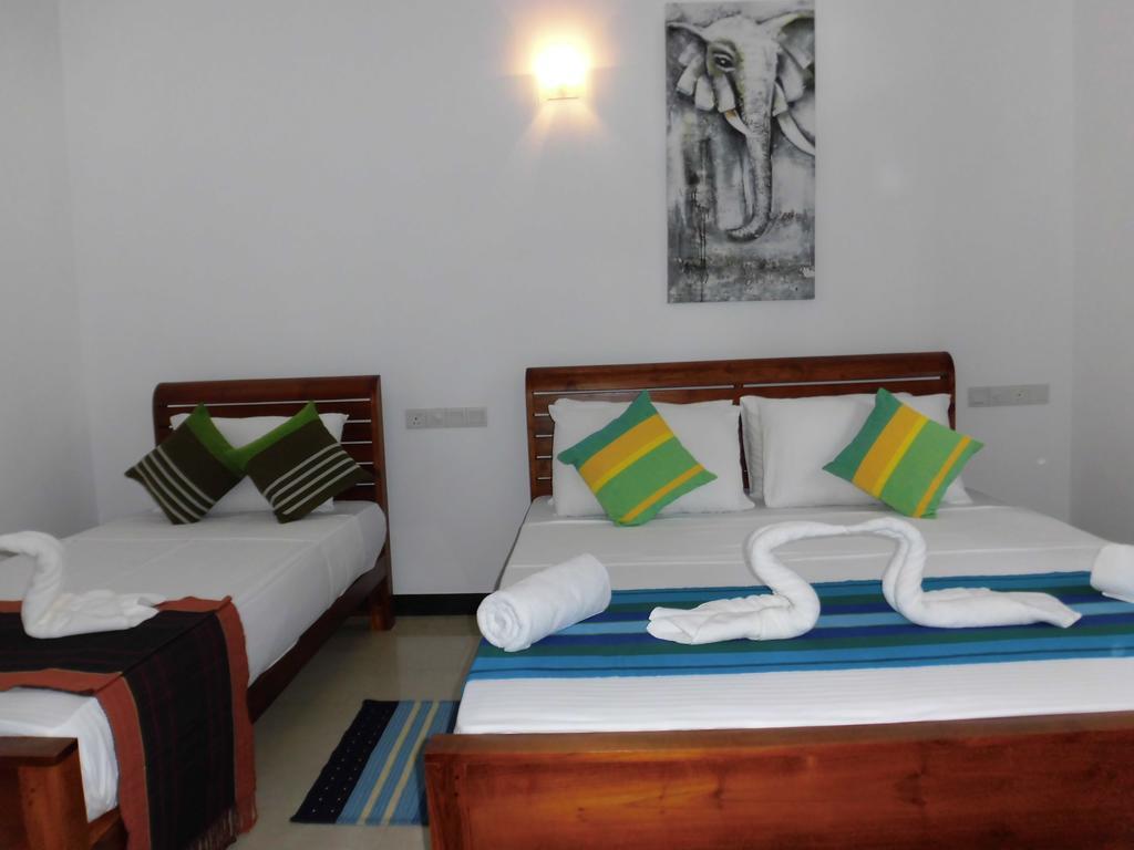 Pick & Go White House Bed and Breakfast Negombo Buitenkant foto