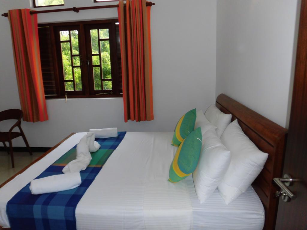 Pick & Go White House Bed and Breakfast Negombo Buitenkant foto