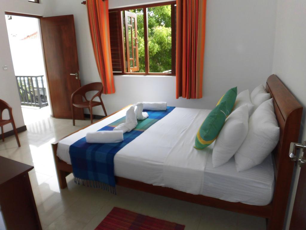 Pick & Go White House Bed and Breakfast Negombo Buitenkant foto