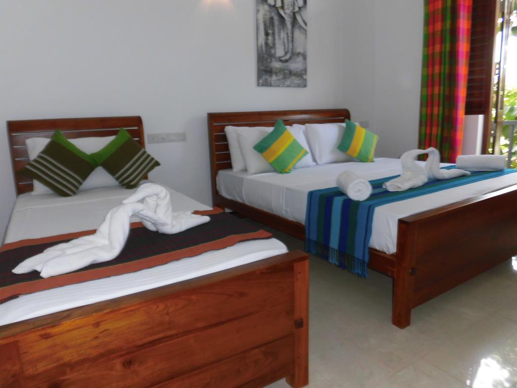 Pick & Go White House Bed and Breakfast Negombo Buitenkant foto