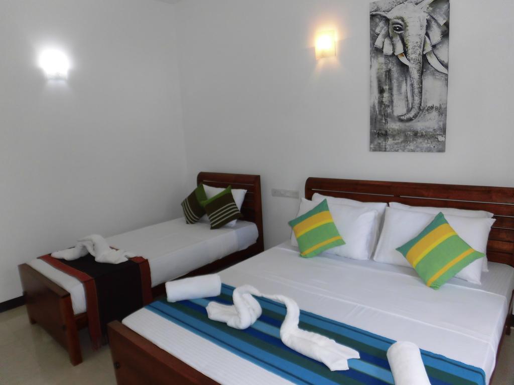 Pick & Go White House Bed and Breakfast Negombo Buitenkant foto