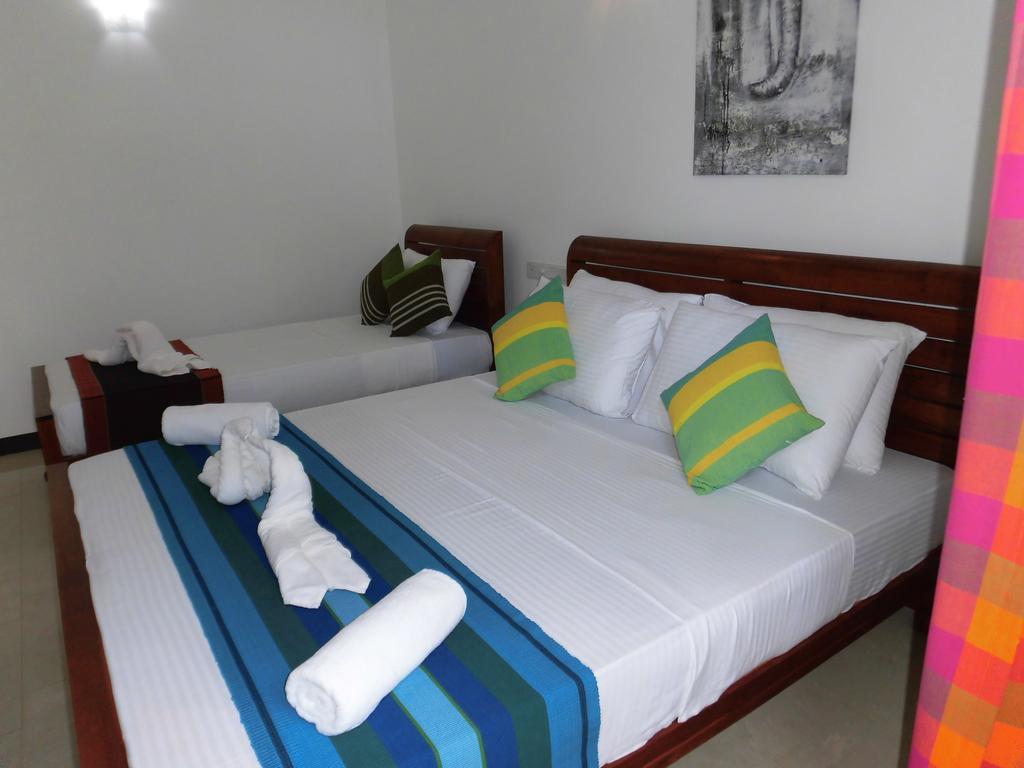 Pick & Go White House Bed and Breakfast Negombo Buitenkant foto