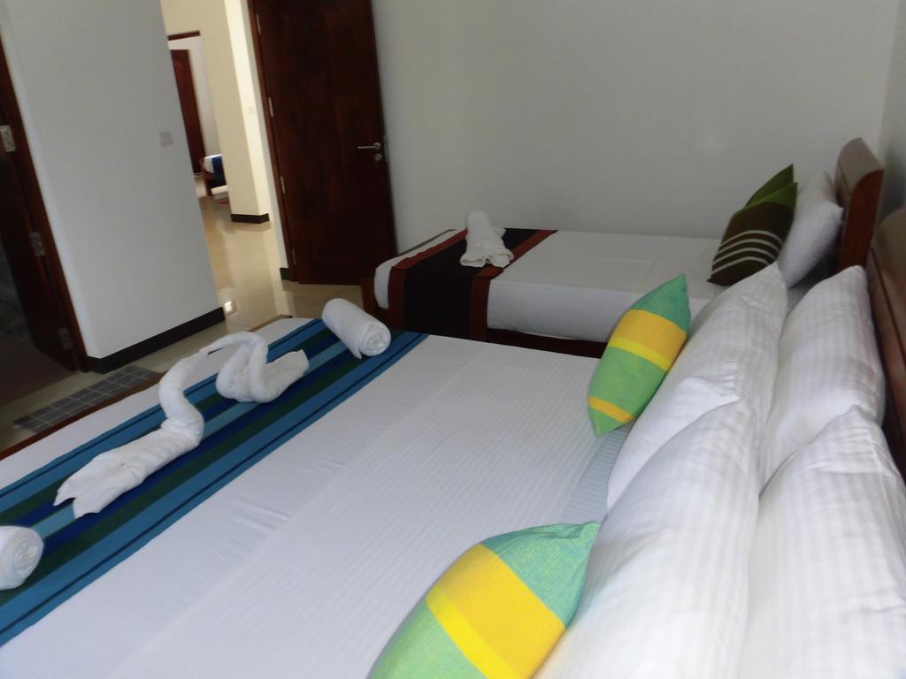 Pick & Go White House Bed and Breakfast Negombo Buitenkant foto