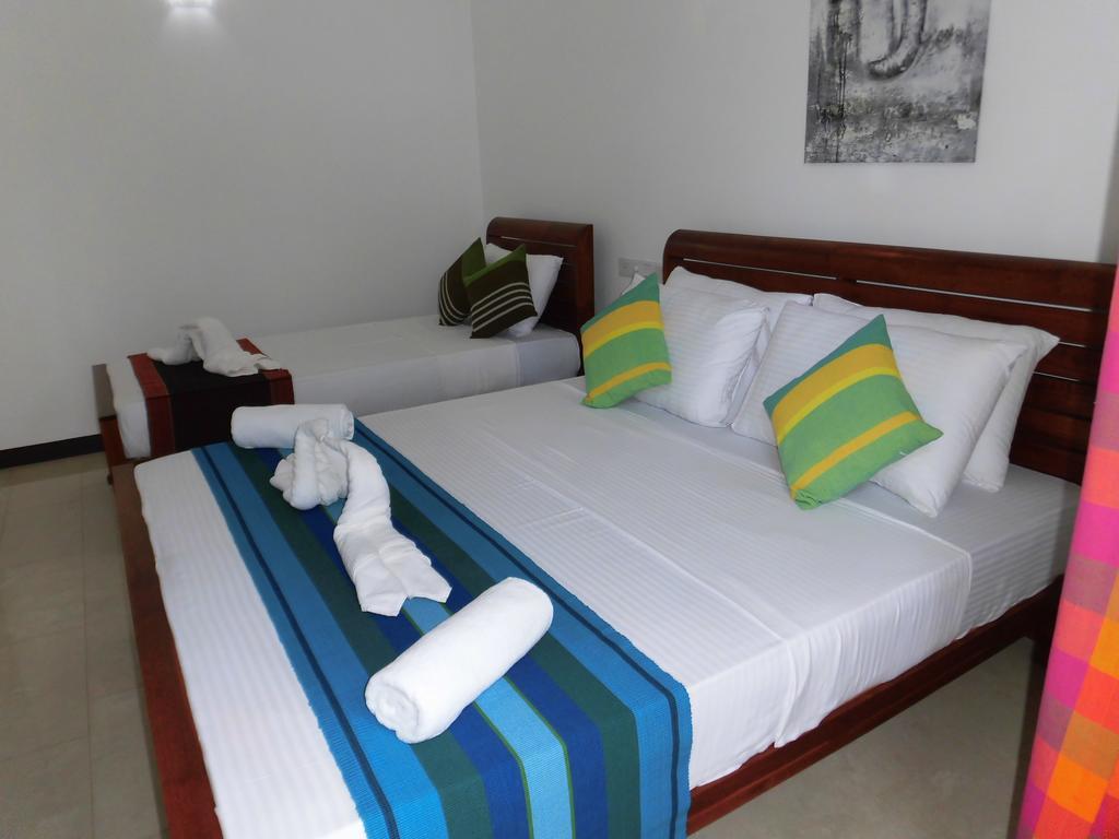 Pick & Go White House Bed and Breakfast Negombo Buitenkant foto