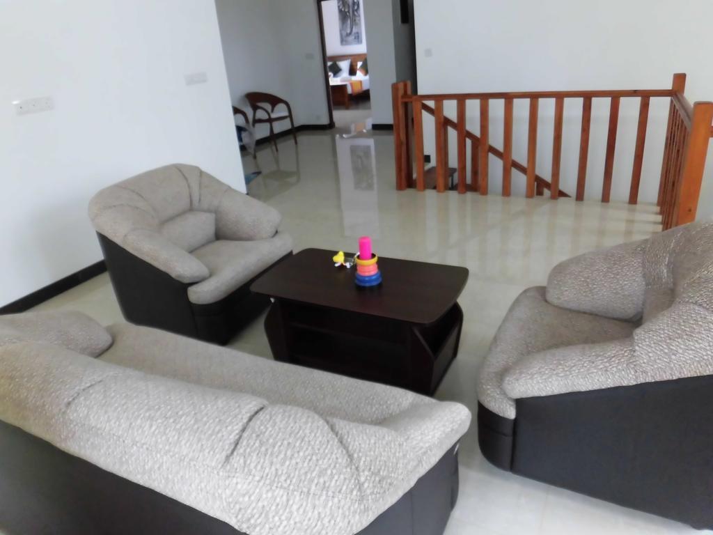 Pick & Go White House Bed and Breakfast Negombo Buitenkant foto