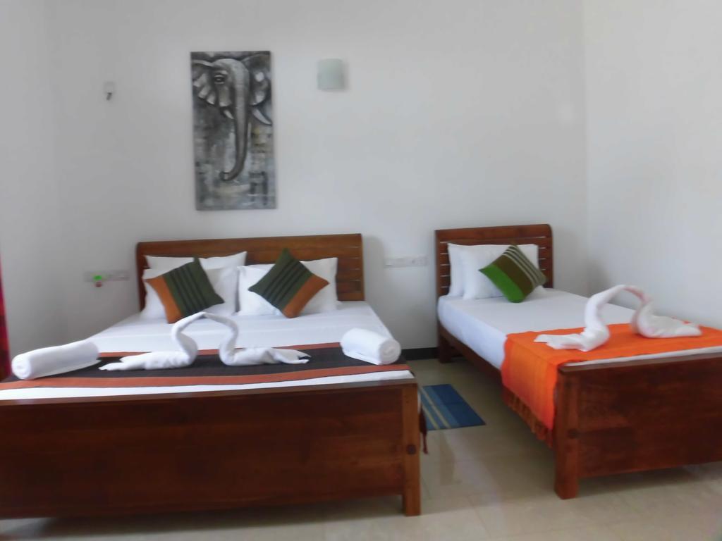 Pick & Go White House Bed and Breakfast Negombo Buitenkant foto