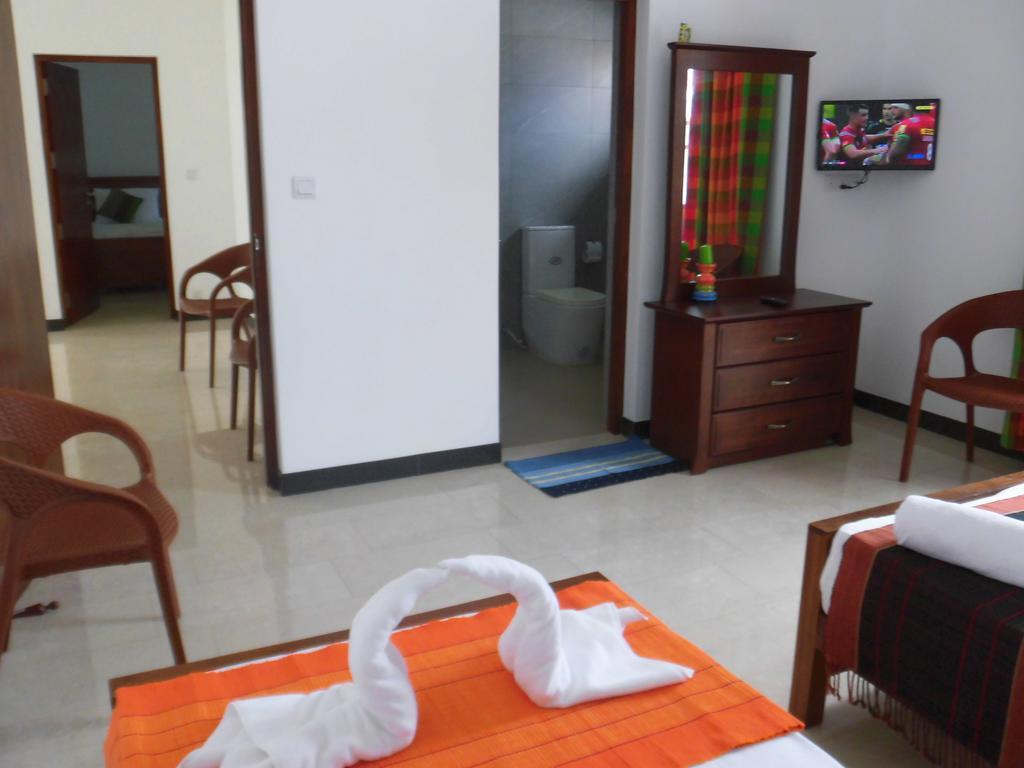 Pick & Go White House Bed and Breakfast Negombo Buitenkant foto