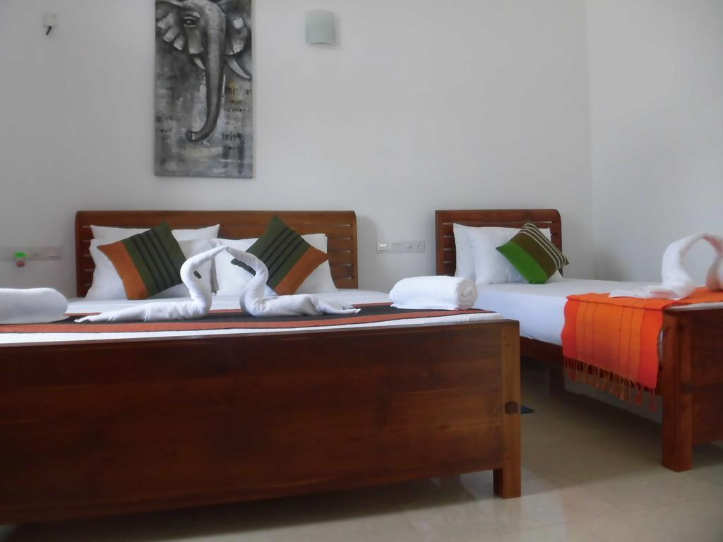 Pick & Go White House Bed and Breakfast Negombo Buitenkant foto