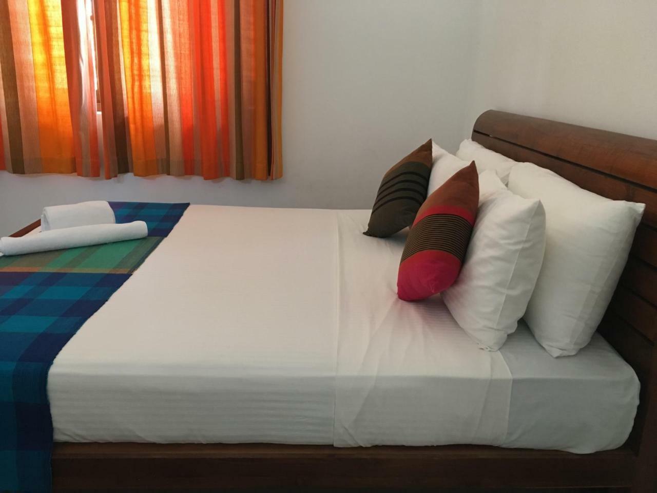 Pick & Go White House Bed and Breakfast Negombo Buitenkant foto